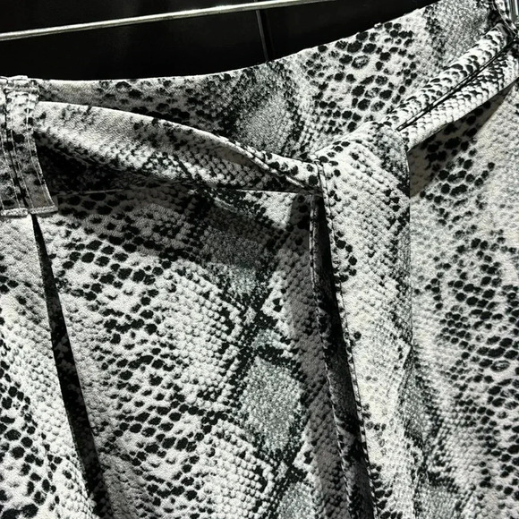 SOHO Apparel Wide leg, crop,snake skin print elastic waist w/tie, pockets,summer - Picture 2 of 11